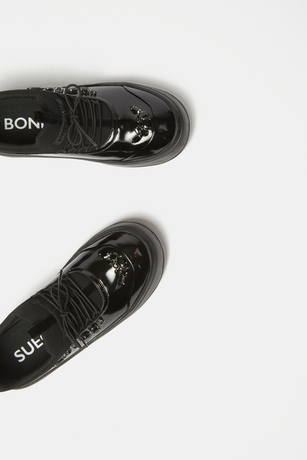 블랙 색상의 "다즐링 로우 스니커즈"는 여성 고객을 위한 캐주얼하고 세련된 스타일의 로우 스니커즈입니다. 라운드 앞코에 무지 디자인으로 어떤 옷에도 쉽게 매치할 수 있으며, 끈으로 편안하게 조절 가능합니다. 폴리에스터와 합성가죽 소재로 제작되어 사계절 내내 폭넓게 활용 가능하며, 글로시한 마감과 보석 장식이 돋보입니다. 쿠션 소재와 스포티한 러버솔로 편안한 착용감을 제공합니다.
