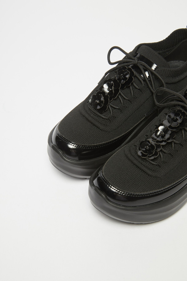 플라워 니트 플랫폼 스니커즈(블랙)는 여성스러운 무드를 연출하는 캐주얼 슈즈입니다. 부드러운 니트 소재에 라운드 앞코 디자인으로 편안한 착용감을 선사하며, 굽높이 굽타입 모두 플랫폼으로 제작되어 다리가 길어 보이는 효과를 줍니다. 신발 전체에 입체적인 플라워 장식이 더해져 페미닌한 매력을 더하고, 푹신한 인솔이 편안함을 더합니다. 데이트룩이나 쇼핑룩에 데님, 조거 팬츠, 원피스, 스커트 등 다양한 의상과 함께 코디하여 로맨틱하고 미니멀한 스타일을 완성해 보세요.
