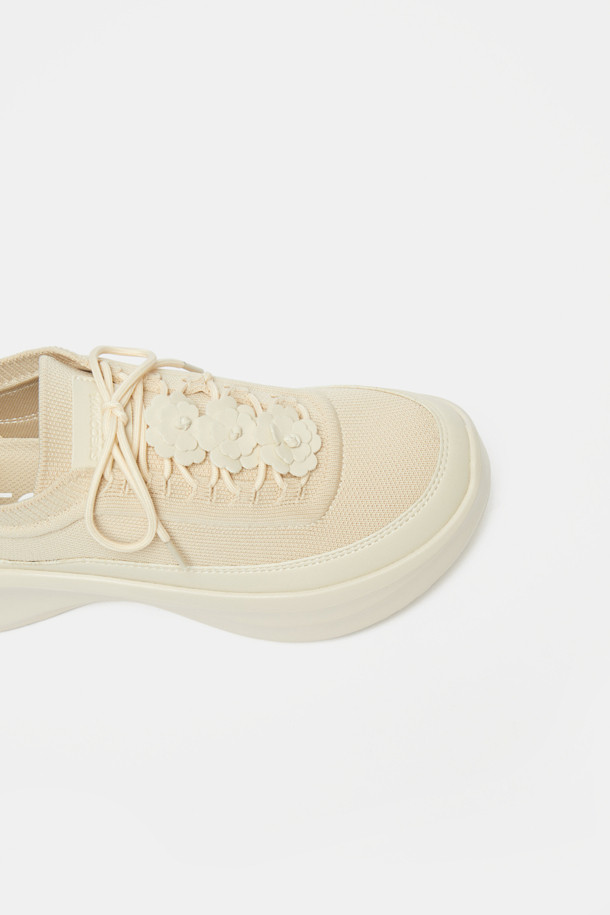 아이보리 컬러의 플라워 니트 플랫폼 스니커즈는 여성스러운 스타일을 연출하기에 좋습니다. 캐주얼, 로맨틱, 미니멀 스타일을 모두 소화할 수 있으며, 데이트룩, 쇼핑룩, 카페룩에 매치하기 좋습니다. 니트 소재로 제작되어 봄, 여름, 가을 계절에 편안하게 착용할 수 있습니다. 플라워 자수 디테일과 유광 소재가 돋보이며, 볼륨감 있는 플랫폼 굽과 푹신한 인솔이 편안한 착용감을 선사합니다. 레이스업 스타일로 발을 안정적으로 감싸줍니다.
