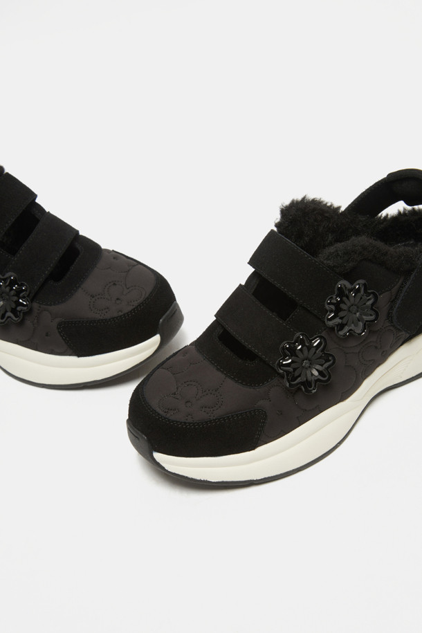 Furridge 플라워 스니커즈(블랙)는 겨울철 일상에서 따뜻함과 스타일을 동시에 잡을 수 있는 여성용 스니커즈입니다. 블랙 컬러에 퀼팅 패턴과 플라워 장식이 돋보이며, 뮬 디자인으로 편안한 착용감을 선사합니다. 벨크로 타입으로 신고 벗기 용이하며, 퍼 안감과 나일론, 스웨이드, 퍼 소재를 사용하여 보온성을 높였습니다. 플랫 굽으로 안정적인 착화감을 제공하며, 산책룩과 집콕룩, 캐주얼, 미니멀, 클래식 스타일 모두에 잘 어울립니다.
