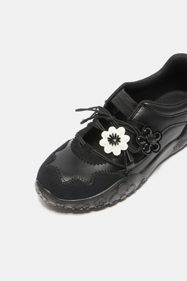 슈토핑 플라워(블랙 & 화이트)는 슈콤마보니의 아이코닉 디자인을 담은 슈즈 액세서리입니다. PU, 플라스틱 소재로 제작되었으며, 볼륨감 있는 입체적인 플라워 디자인이 특징입니다. 블랙과 화이트의 투톤 컬러 조합으로 캐주얼, 미니멀, 걸리시한 스타일을 연출하기 좋습니다. 동네 마실룩이나 쇼핑룩에 포인트를 더하여 개성 있는 스타일을 완성해 보세요. 신발에 장식하여 나만의 스타일을 표현할 수 있는 아이템입니다.
