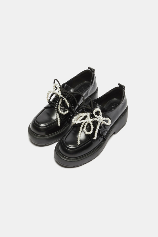 블랙 슈토핑 리본은 여성스러운 스타일을 완성하는 데 도움을 드립니다. 벨벳과 진주 소재의 조화로 고급스러움을 더했으며, 스니커즈나 로퍼에 장식하여 러블리한 포인트를 줄 수 있습니다. 데이트룩, 동네 마실룩, 카페룩 등 다양한 TPO에 활용하여 로맨틱하고 걸리시한 무드를 연출해 보세요. 슈토핑 리본으로 당신의 개성을 더욱 돋보이게 할 수 있습니다.
