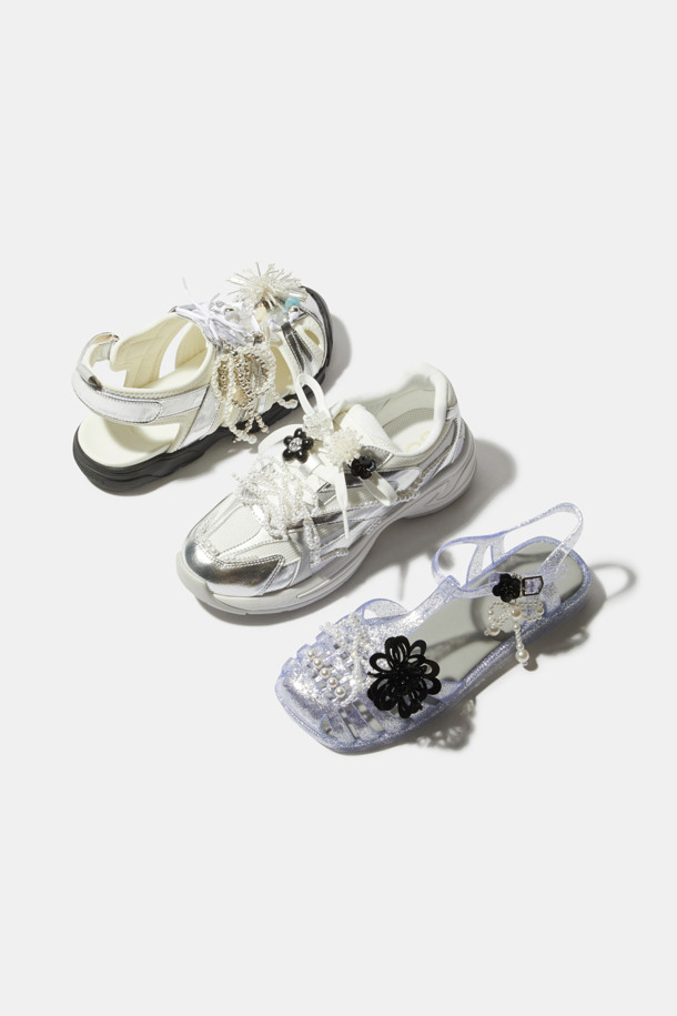 슈토핑 세트(블랙)는 큐빅과 스팽글 장식이 돋보이는 신발 액세서리입니다. 클립형으로 간편하게 부착하여 신발에 포인트를 줄 수 있으며, 큐빅 꽃과 스팽글 꽃 장식이 여성스러운 분위기를 더합니다. 데이트룩, 쇼핑룩, 모임룩 등 다양한 TPO에 활용 가능하며, 걸리시, 미니멀, 클래식 스타일을 즐겨 입는 분들께 추천합니다. 블랙 컬러로 어떤 신발에도 잘 어울려 스타일을 완성해 보세요.
