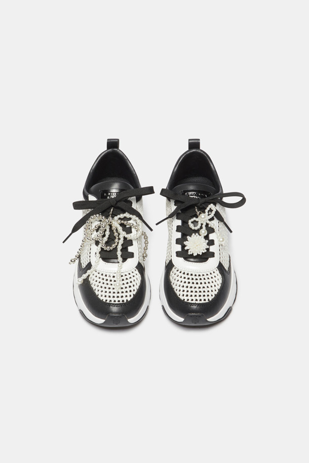 신발 끈 또는 아일렛에 부착하여 포인트를 더하는 슈즈 액세서리, 슈토핑 빅 참(실버)입니다. 메탈 소재에 펄과 크리스탈 장식이 더해져 로맨틱하고 화려한 무드를 연출합니다. 리본 형태의 디자인은 여성스러운 매력을 강조하며, 데이트룩, 쇼핑룩, 카페룩 등 다양한 TPO에 활용하기 좋습니다. 사이즈는 9cm x 10cm이며, 사계절 내내 미니멀, 클래식 등 다양한 스타일의 슈즈에 포인트를 더할 수 있습니다. 실버 컬러로 시원하고 세련된 느낌을 주어 슈즈에 특별함을 더해보세요.
