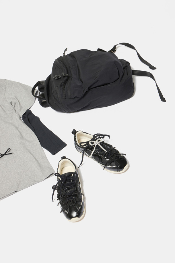 리본 펄 플라워 탑(grey)은 여성스러운 분위기를 연출하는 티셔츠입니다. 부드러운 면 소재로 제작되어 편안한 착용감을 선사하며, 라운드넥과 반소매 디자인으로 봄, 여름 시즌에 활용하기 좋습니다. 벨벳 리본과 진주 플라워 장식이 더해져 러블리한 무드를 강조하며, 여유로운 핏으로 편안하게 착용할 수 있습니다. 데이트룩, 카페룩, 봄 소풍룩 등 다양한 TPO에 로맨틱, 걸리시, 캐주얼 스타일로 연출해보세요.
