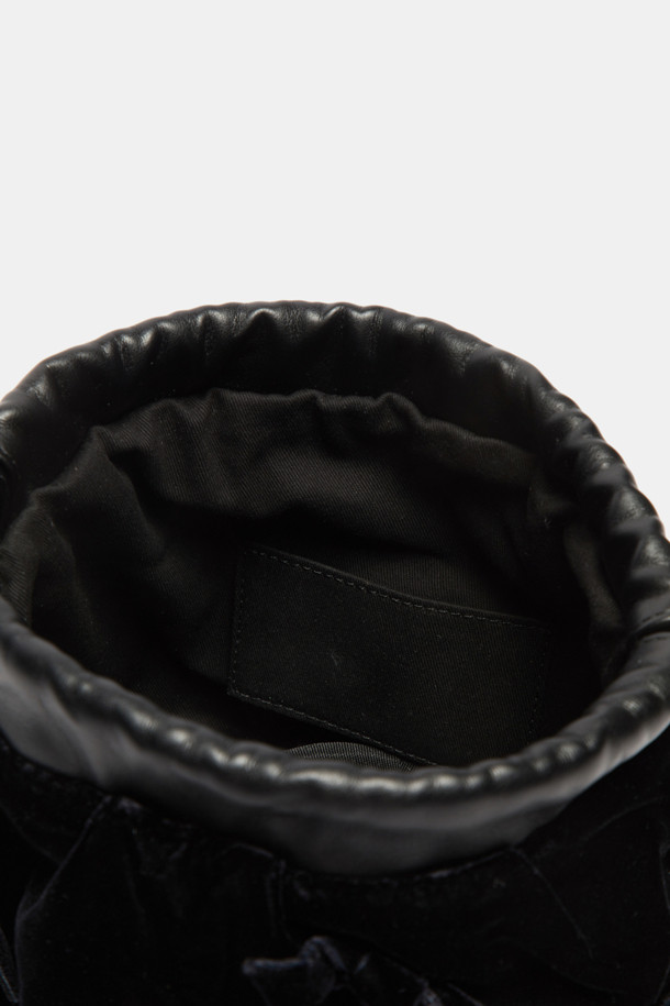 Curtain call 숄더백(블랙)은 벨벳과 소가죽 소재를 사용하여 은은한 광택과 고급스러운 분위기를 자아내는 여성 숄더백입니다. 부드러운 벨벳 소재와 가벼운 무게감으로 편안한 착용감을 선사하며, 복주머니 형태에 스트링 잠금 방식으로 디자인되었습니다. 블랙 컬러의 무지 디자인에 진주, 리본, 스트링 장식이 더해져 여성스러움을 강조하며, 데이트룩, 모임룩과 같은 TPO에 활용하기 좋습니다. 클래식, 로맨틱, 미니멀 스타일을 즐기는 분들께 추천하는 미디엄 사이즈의 숄더백입니다.
