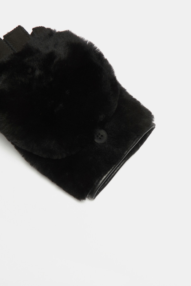 Furridge gloves(black)는 부드러운 양털, 양가죽, 스웨이드 소재로 제작된 블랙 컬러의 장갑입니다. 안감은 퍼(fur)로 처리되어 보온성을 높였으며, 겨울철 야외 활동이나 레저 활동에 적합합니다. 커버형, 하프핑거, 투웨이 디자인으로 다양한 스타일 연출이 가능하며, 버튼으로 여밈 방식을 더했습니다. 캐주얼, 클래식, 미니멀 스타일을 즐겨 입는 분들께 세련된 포인트를 더해줄 아이템입니다.
