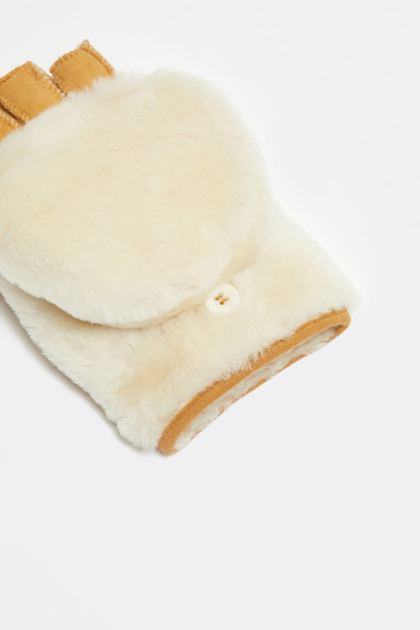 Furridge gloves(브라운)는 부드러운 양털, 양가죽, 스웨이드 소재로 제작된 두꺼운 겨울 장갑입니다. 캐주얼, 클래식, 미니멀 스타일을 아우르며 일상 및 레저 활동에 적합합니다. 하프 핑거 스타일과 커버형 디자인의 투웨이 방식으로 다양한 연출이 가능하며, 안감은 퍼 소재로 보온성을 높였습니다. 브라운 컬러의 무지 디자인에 버튼 여밈 방식으로 포인트를 주어 실용성과 스타일을 모두 갖춘 제품입니다. 사이즈 조절 기능이 있어 편안한 착용감을 선사합니다.
