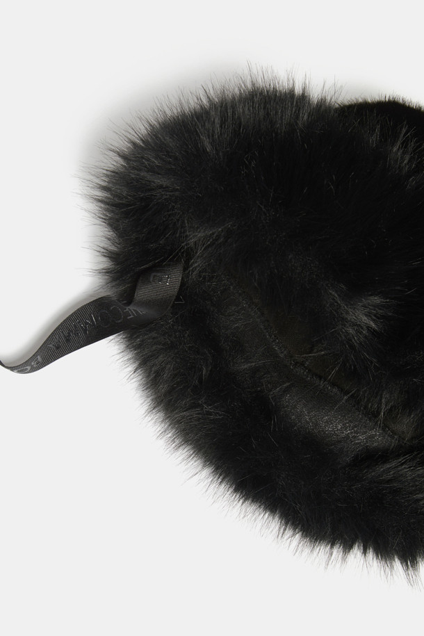 Furridge(퍼리지) 버킷 햇(블랙)은 부드러운 페이크 퍼 소재로 제작되어 겨울철 따뜻함과 스타일을 동시에 선사합니다. 하단 퍼 트리밍과 은은한 광택이 고급스러운 분위기를 더하며, 브랜드 로고가 새겨진 골지 리본 스트랩으로 포인트를 주었습니다. 블랙 컬러의 무지 디자인은 어떤 스타일에도 잘 어울리며, 클래식, 미니멀, 걸리시한 룩을 연출할 수 있습니다. 데이트룩, 연말 모임룩 등 다양한 TPO에 활용하여 특별한 날을 더욱 돋보이게 해보세요. 보온성을 갖춘 두꺼운 두께감으로 추운 날씨에도 따뜻하게 착용할 수 있습니다.
