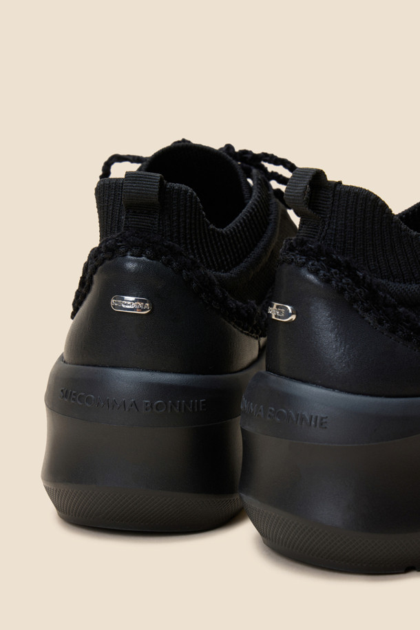 Lumpy sneakers(black)는 여성들을 위한 사계절용 여성 운동화입니다. 니트와 가죽 소재의 조화로 제작되었으며, 편안한 착화감을 제공하는 경량 플랫폼 창 디자인이 특징입니다. 블랙 컬러에 무지 패턴으로 어떤 스타일에도 쉽게 매치할 수 있으며, 레이스업 여밈으로 안정적인 착용감을 선사합니다.
