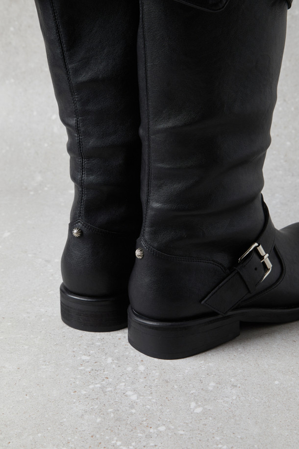 Fev Comfy (페브 컴피) 버클 슬라우치 부츠(블랙)는 라운드 앞코에 중간 굽, 통굽 디자인으로 편안함을 강조한 여성 부츠입니다. 라미네이팅 가죽 소재에 은은한 광택이 고급스러움을 더하며, 상단과 발등의 메탈 버클 장식이 시크한 포인트를 더합니다. 슬라우치 탑라인으로 다리가 더욱 슬림해 보이는 효과를 주며, 필요에 따라 접어서 미디 부츠로도 활용 가능합니다. 데이트룩, 모임룩 등 다양한 TPO에 클래식, 미니멀, 시크한 스타일을 연출하기 좋습니다. 블랙 컬러의 무지 디자인으로 어떤 옷에도 쉽게 매치하여 스타일리시한 룩을 완성할 수 있습니다.
