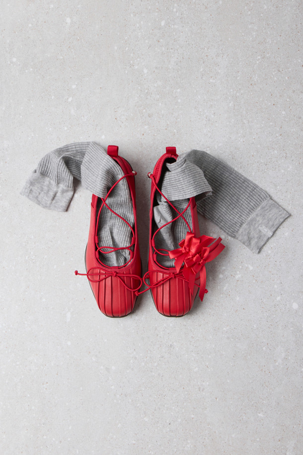 Fev(페브) Comfy 발레 스니커즈(레드)는 여성 고객을 위한 신발입니다. 라운드 토우 디자인에 메시 소재를 사용하여 봄, 여름, 가을 계절에 시원하고 편안하게 착용할 수 있습니다. 플랫 굽으로 편안함을 더했으며, 스트링으로 발을 감싸는 로우탑 디자인입니다. 발레슈즈 스타일로, Fev 심볼 참 장식과 힐 탭 디테일이 돋보이며, 쿠션 인솔로 편안한 착화감을 선사합니다. 데이트룩, 동네 마실룩, 카페룩 등 다양한 TPO에 걸리시, 미니멀, 클래식 스타일을 연출하기 좋습니다.
