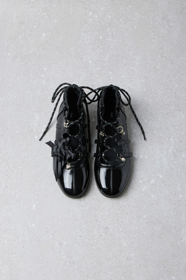 Fev_Comfy highline flat(블랙)은 여성스러운 스타일을 완성하는 플랫슈즈입니다. 블랙 컬러의 에나멜 소재로 제작되어 글로시한 텍스처를 자랑하며, 라운드 토 디자인으로 편안함을 더했습니다. 발목을 감싸는 탑라인과 3줄 스트랩 디테일이 돋보이며, 뒤꿈치 밴딩 처리로 안정적인 착용감을 선사합니다. 레이스업 또는 스트랩 방식으로 신발 끈을 묶을 수 있으며, 리본 브로치 또는 금속 장식으로 포인트를 줄 수 있습니다. 데이트룩, 쇼핑룩, 카페룩 등 다양한 TPO에 클래식, 미니멀, 걸리시 스타일을 연출하기 좋습니다.
