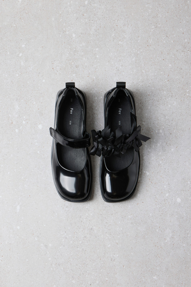 Fev_Young muze mary jane 스니커즈(블랙)는 여성 고객을 위한 메리제인 스니커즈입니다. 부드러운 합성가죽 소재에 스퀘어 앞코 디자인으로 세련된 멋을 더했으며, 일상에서의 편안한 착용을 위해 로우힐 플랫 굽과 경량 아웃솔을 적용했습니다. 벨크로 여밈 방식으로 간편하게 신고 벗을 수 있으며, 유광 스트랩과 힐탭 Fev 심볼 장식이 포인트입니다. 심플하고 데일리한 스타일로, 데이트룩, 출근룩 등 다양한 TPO에 미니멀, 클래식, 캐주얼 룩을 연출하기 좋습니다. Fev 신꾸 액세서리 추가 및 리본 브로치 연출로 개성 있는 스타일링을 완성할 수 있습니다.
