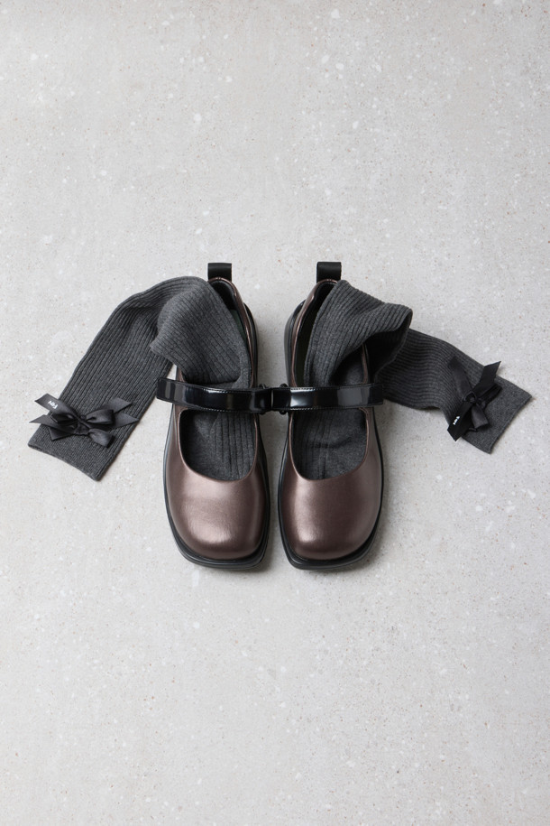 Fev_Young muze mary jane 스니커즈 (브라운)는 여성용 메리제인 스니커즈입니다. 라운드 앞코 디자인에 벨크로 여밈으로 간편하게 착용할 수 있으며, 합성가죽 소재로 제작되어 봄, 여름, 가을 계절에 적합합니다. 플랫 굽에 경량 아웃솔을 적용하여 편안한 착화감을 제공하며, 힐탭의 Fev 심볼 장식과 리본 브로치 연출, Fev 신꾸 액세서리 추가로 개성 있는 스타일을 연출할 수 있습니다. 심플하고 캐주얼한 디자인으로 동네 마실룩, 산책룩 등 다양한 TPO에 활용하기 좋습니다.
