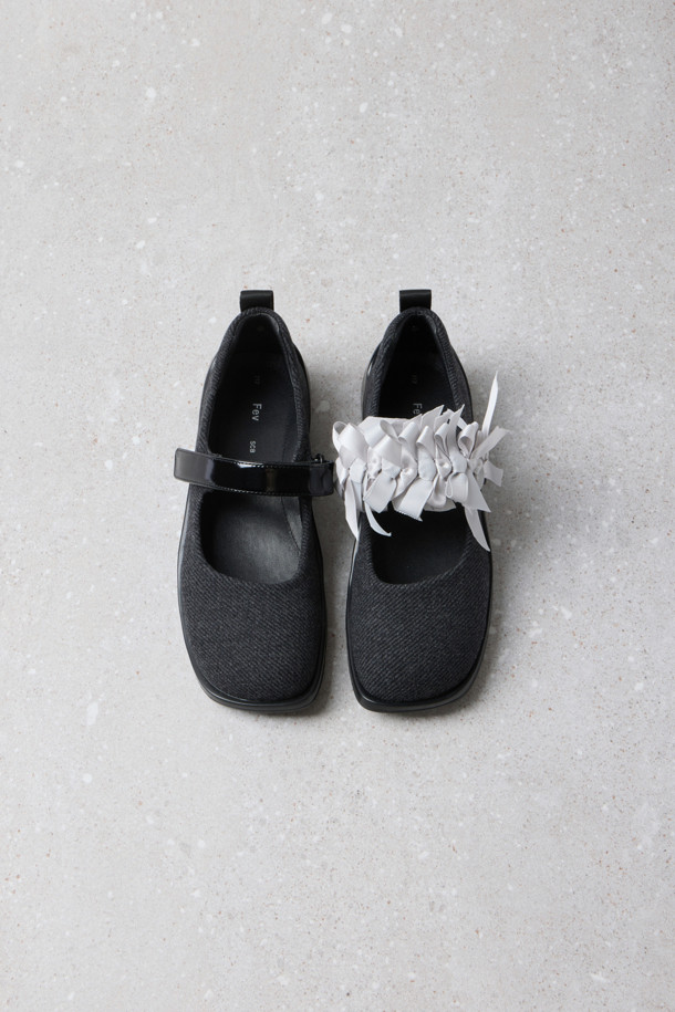 Fev_Young 뮤즈 메리 제인 스니커즈(그레이)는 여성용 메리제인 스니커즈입니다. 라운드 앞코 디자인에 벨크로 신발여밈으로 편안하게 착용할 수 있으며, 일상생활에서 활용하기 좋습니다. 경량 아웃솔과 유광 스트랩이 특징이며, 힐탭의 Fev 심볼 장식으로 포인트를 더했습니다. Fev 신꾸 액세서리를 추가하여 개성을 연출하거나, 리본 브로치로 걸리시한 스타일을 완성할 수도 있습니다. 봄, 여름, 가을 계절에 어울리는 캐주얼, 미니멀, 걸리시 스타일의 신발로 동네 마실룩이나 카페룩에 매치하기 좋습니다.
