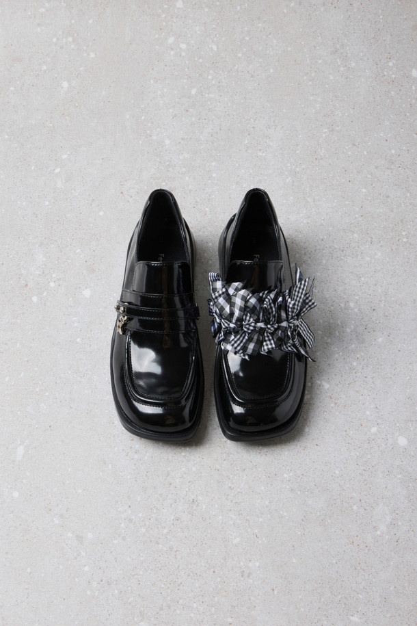 Fev_Young muze 로퍼(블랙)는 여성용 데일리 로퍼입니다. 봄, 가을에 착용하기 좋으며, 라운드 앞코와 플랫 굽으로 편안한 착용감을 제공합니다. 블랙 컬러의 무지 디자인으로, 오피스룩과 모임룩 등 다양한 TPO에 잘 어울립니다. 경량 아웃솔과 금속 장식 포인트가 돋보이며, 스트랩 탈부착 및 리본 브로치 장식으로 클래식하고 미니멀한 스타일을 연출할 수 있습니다. 가볍게 착용 가능한 로퍼를 찾으시는 분들께 추천합니다.
