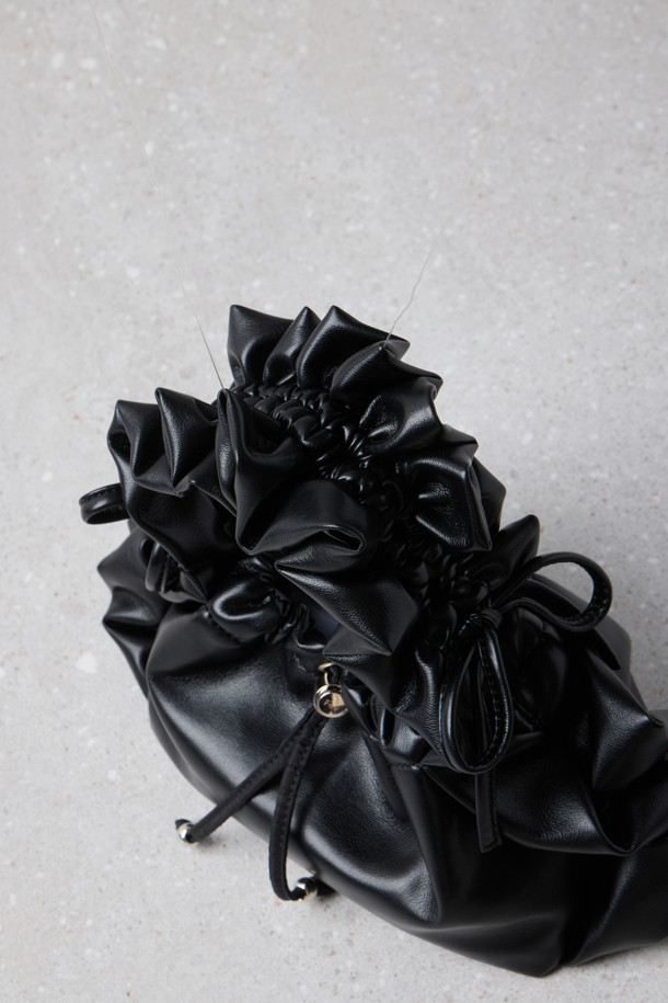 Fev 러플 백 _small(블랙)은 여성스러운 스타일을 강조하는 숄더백입니다. 부드러운 합성가죽 소재에 블랙 컬러로 제작되었으며, 러플 디테일이 돋보입니다. 드로스트링 잠금 방식으로 내용물을 안전하게 보호하며, 숄더백과 토트백으로 활용 가능합니다. 넉넉한 수납공간과 러플 길이 조절 기능, D링 장식으로 실용성을 더했습니다. 데이트룩, 쇼핑룩, 모임룩 등 다양한 TPO에 클래식, 미니멀, 걸리시 스타일을 연출하기 좋습니다.
