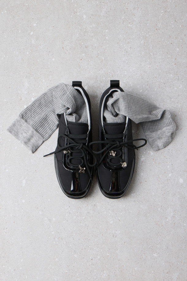 Fev 시어 무릎 양말(그레이)는 부드러운 소재로 제작되어, 다리를 길고 슬림하게 연출해 주는 여성스러운 실루엣의 니삭스입니다. 가을, 겨울철 데일리룩에 미니멀하면서도 걸리시한 스타일을 더해줍니다. 시스루 소재와 무지 패턴으로 다양한 코디에 활용하기 좋으며, 레이어링하여 포인트를 줄 수 있습니다. 특히, 그레이 컬러는 어떤 옷에도 잘 어울려 활용도가 높습니다. 단품으로 구성되어 있습니다.
