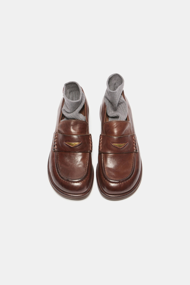 빈티지 스티치 로퍼(브라운)는 클래식과 캐주얼 무드를 넘나드는 여성 로퍼입니다. 부드러운 소가죽 소재에 빈티지 워싱 가공을 더해 자연스러운 광택과 멋스러운 분위기를 자아냅니다. 스퀘어 앞코 디자인과 로우힐 굽으로 편안한 착용감을 제공하며, 슬립온 스타일로 간편하게 신고 벗을 수 있습니다. 출근룩, 오피스룩, 모임룩 등 다양한 TPO에 활용 가능하며, 미니멀, 캐주얼, 클래식 스타일을 즐겨 입는 분들께 추천합니다. 색상은 세련된 브라운 컬러입니다.
