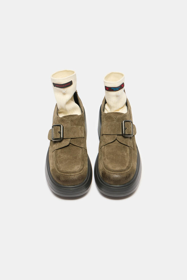 "Duggy 버클 로퍼(khaki)"는 클래식과 빈티지 무드를 동시에 느낄 수 있는 여성 로퍼입니다. 부드러운 소가죽 소재에 빈티지 워싱 기법을 더하여 고급스러운 분위기를 연출하며, 은은한 광택이 특징입니다. 청키한 플랫폼 아웃솔과 메탈 버클 디테일, 벨티드 스트랩이 돋보이는 디자인으로, 데님, 스커트, 슬랙스 등 다양한 코디에 활용하기 좋습니다. 카페룩, 모임룩과 같이 스타일리시함을 강조하고 싶은 날에 특히 추천합니다. 봄, 가을에 즐겨 신기 좋은 데일리 로퍼입니다.
