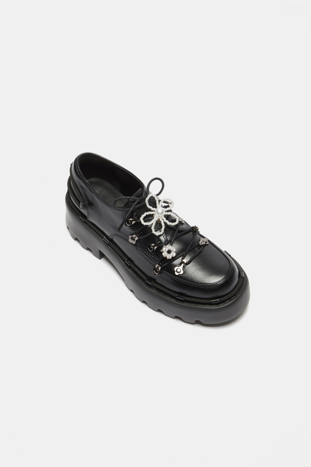 **Shoe lace 로퍼(black)**

소가죽 소재의 블랙 컬러 Shoe lace 로퍼입니다. 일상에서 편안하게 착용하기 좋은 플랫 굽 디자인으로, 캐주얼하면서도 여성스러운 분위기를 연출합니다. 리본 신끈과 고리 장식, 청키한 디자인이 돋보이며, 출근룩이나 모임룩에 미니멀한 스타일로 코디하기 좋습니다.
