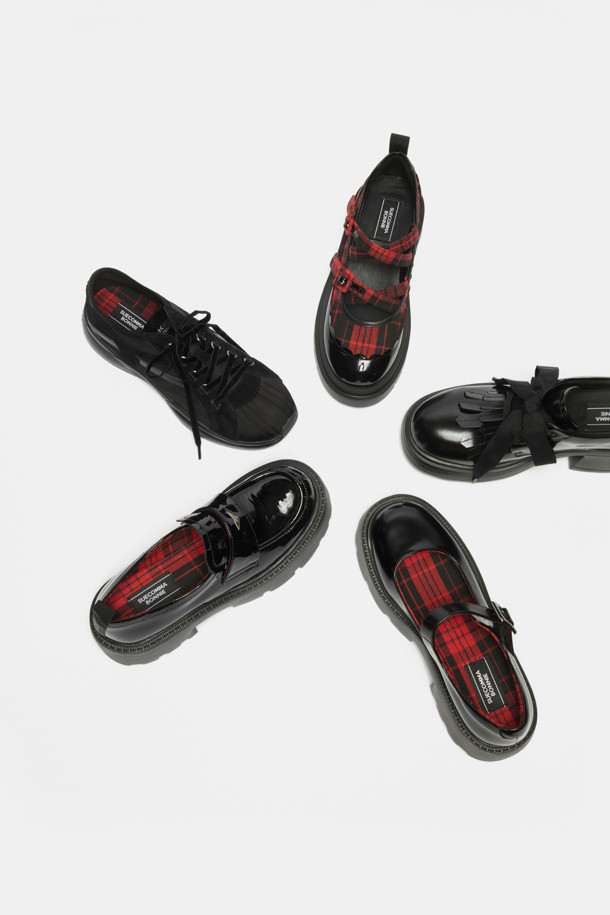 Britishoe 메리제인 로퍼(블랙)는 여성들을 위한 데일리 및 오피스 슈즈입니다. 5.5cm 플랫폼 굽과 브리티시 스타일, 깔끔한 실루엣이 특징이며, 소가죽, 폴리에스터, 울 소재를 사용하여 봄, 가을에 착용하기 좋습니다. 타탄체크 안감이 돋보이는 이 메리제인은 포멀 및 캐주얼 스타일 모두에 잘 어울리며, 키높이 기능으로 다리 라인을 더욱 돋보이게 해줍니다. 오피스룩, 출근룩, 모임룩에 클래식하고 미니멀한 무드를 더해보세요.
