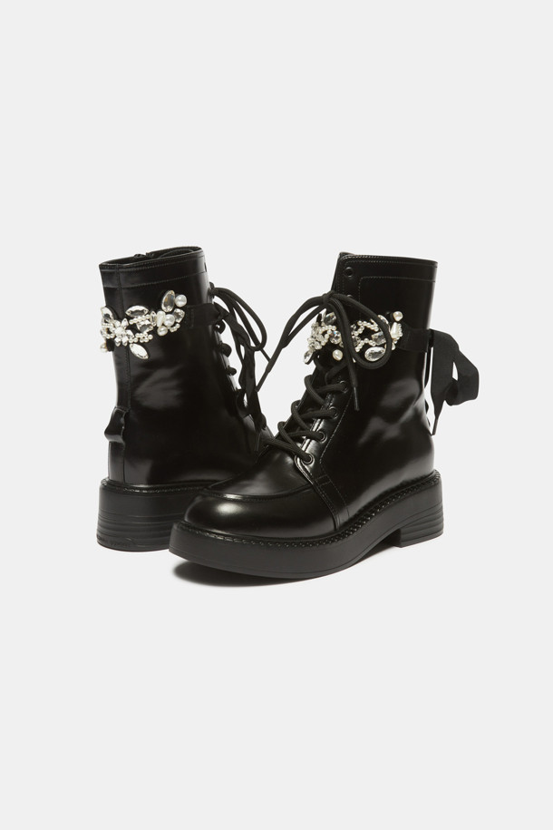 "Dazzling boots(블랙)"는 페미닌하고 시크한 무드를 연출하는 여성 부츠입니다. 라운드 토우 디자인에 미들힐 청키힐을 사용하여 편안함과 스타일을 동시에 잡았습니다. 소가죽 소재로 제작되어 고급스러움을 더하고, 은은한 광택감이 돋보입니다. 탈부착 가능한 주얼리 장식 끈, 진주와 크리스털 디테일이 돋보이며, 사이드 지퍼와 레이스업으로 간편하게 착용할 수 있습니다. 데이트룩, 모임룩, 소개팅룩 등 다양한 TPO에 시크, 클래식, 미니멀한 스타일을 완성해보세요.
