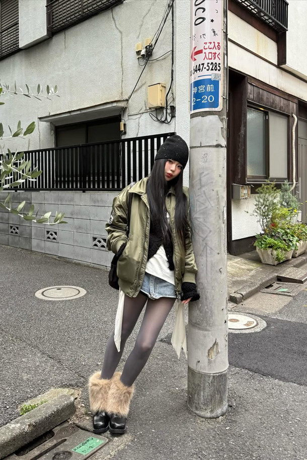 Furridge 앵클 부츠(black)는 여성분들을 위한 겨울철 필수 아이템입니다. 부드러운 소가죽과 포근한 페이크 퍼 안감으로 제작되어 따뜻하고 포근한 착용감을 선사합니다. 라운드 스퀘어 앞코 디자인과 클래식한 실루엣은 세련된 무드를 연출하며, 출근룩, 미니멀, 시크 스타일에도 잘 어울립니다. 경량 몰드 아웃솔로 편안한 착화감을 제공하며, 블랙과 라이트 베이지 컬러로 만나볼 수 있습니다.
