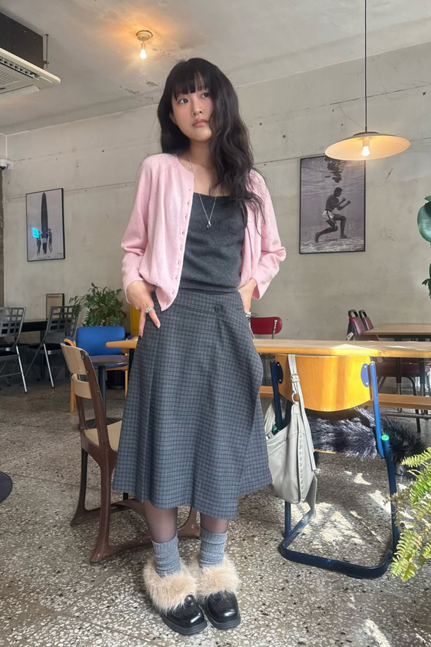 Furridge 로퍼(블랙)는 여성 고객을 위한 신발로, 가을과 겨울에 따뜻하게 신을 수 있도록 디자인되었습니다. 소가죽과 페이크 퍼 소재를 사용하여 부드러운 착용감을 제공하며, 안감과 인솔에도 퍼를 적용하여 보온성을 높였습니다. 라운드 스퀘어 앞코 디자인과 플랫 굽으로 편안함을 강조했으며, 클래식한 실루엣과 무지 패턴은 다양한 스타일 연출에 용이합니다. 슬립온 형태로 간편하게 착용 가능하며, 퍼 장식이 탑라인에 포인트를 더해 세련된 느낌을 선사합니다. 출근룩과 모임룩은 물론, 미니멀, 캐주얼 등 폭넓은 스타일을 소화할 수 있습니다.
