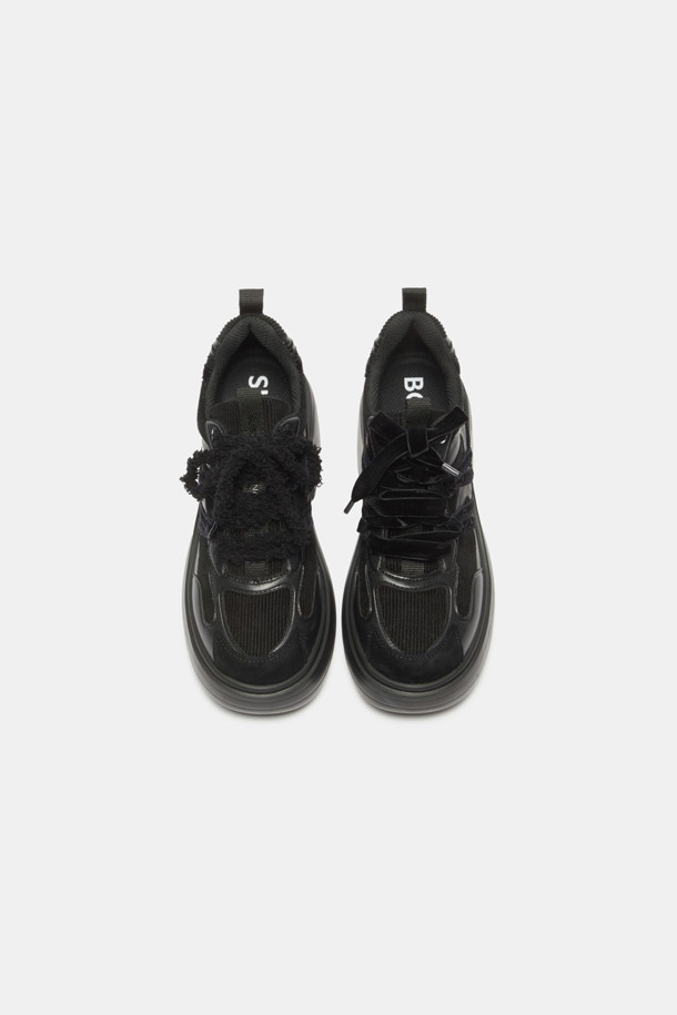 세련된 스타일을 완성하는 Sporty platform 스니커즈 (블랙)입니다. 양가죽, 합성가죽, 코듀로이, 골지 소재가 조화롭게 어우러져 고급스러운 룩을 선사합니다. 미니멀, 캐주얼, 클래식 스타일을 즐겨 입는 여성분들에게 추천하며, 통굽과 청키힐 디자인으로 트렌디함을 더했습니다. 골지 패턴과 플랫폼, 청키슈즈 특징이 돋보이며, 일상에서 편안하고 스타일리시하게 착용할 수 있습니다.
