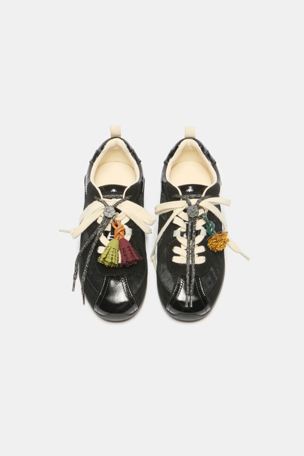 세련된 블랙 컬러의 'Trendy 스니커즈'는 여성 고객을 위한 캐주얼 슈즈입니다. 송치가죽, 소가죽, 양가죽 등 고급스러운 천연 가죽 소재를 사용하여 부드러운 착용감과 뛰어난 내구성을 자랑합니다. 로우 굽과 로우 탑라인 디자인으로 편안함을 강조했으며, 도트 패턴과 신끈, 플라워 스토퍼 장식이 포인트입니다. '플라워 스토퍼' 장식과 신끈 탈부착이 가능한 투웨이 디테일로 개성 있는 스타일을 연출할 수 있으며, 동네 마실룩부터 쇼핑룩까지 폭넓게 활용 가능합니다.
