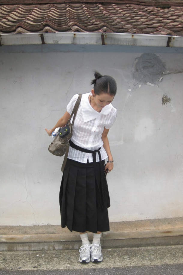 2025 딜라이트 스니커즈(실버)는 여성 고객을 위한 사계절용 여성 운동화입니다. 라운드 앞코 디자인에 가볍고 통기성이 좋은 합성가죽과 메시 소재를 사용하여 편안한 착용감을 제공합니다. 플랫 굽에 무지 패턴으로, 페미닌하면서도 클래식한 스타일을 연출하며, 일상 속 동네 마실룩에 적합합니다. 탈부착 가능한 진주 장식이 돋보이며 클래식 러너 실루엣과 레이스업 신발 여밈으로, 미니멀하고 캐주얼한 스타일을 완성합니다.
