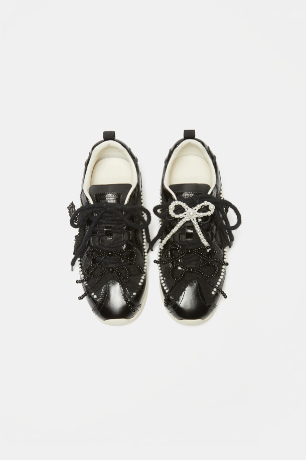 블랙 슈토핑 리본은 여성스러운 스타일을 완성하는 데 도움을 드립니다. 벨벳과 진주 소재의 조화로 고급스러움을 더했으며, 스니커즈나 로퍼에 장식하여 러블리한 포인트를 줄 수 있습니다. 데이트룩, 동네 마실룩, 카페룩 등 다양한 TPO에 활용하여 로맨틱하고 걸리시한 무드를 연출해 보세요. 슈토핑 리본으로 당신의 개성을 더욱 돋보이게 할 수 있습니다.
