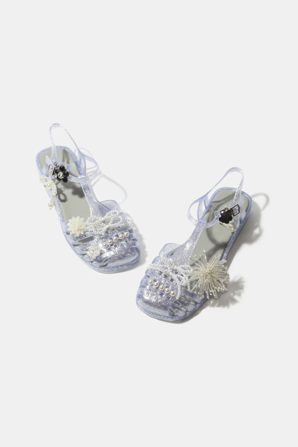 슈-토핑 빅 참(화이트)은 신발 끈이나 신발 외부에 부착하여 포인트를 줄 수 있는 액세서리입니다. 캐주얼, 미니멀 스타일의 옷차림에 잘 어울리며, 동네 마실룩, 쇼핑룩, 산책룩 등 편안한 TPO에 활용하기 좋습니다. 화이트 색상으로 어떤 신발에도 매치하기 용이하며, 가로 7cm, 세로 7cm의 넉넉한 사이즈로 존재감을 드러냅니다. 장식용 참으로, 슈즈에 개성을 더하여 스타일리시하게 연출해보세요.
