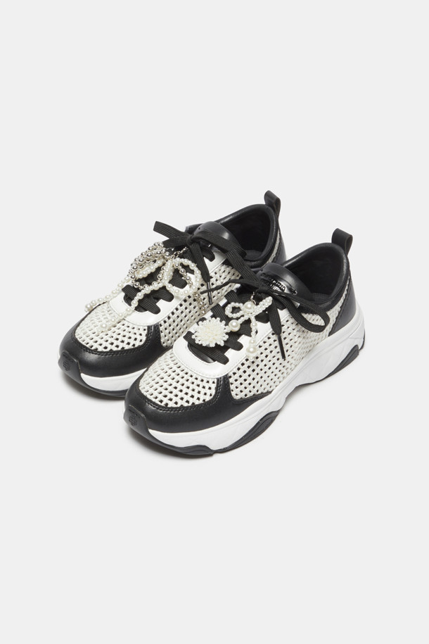 신발 끈 또는 아일렛에 부착하여 포인트를 더하는 슈즈 액세서리, 슈토핑 빅 참(실버)입니다. 메탈 소재에 펄과 크리스탈 장식이 더해져 로맨틱하고 화려한 무드를 연출합니다. 리본 형태의 디자인은 여성스러운 매력을 강조하며, 데이트룩, 쇼핑룩, 카페룩 등 다양한 TPO에 활용하기 좋습니다. 사이즈는 9cm x 10cm이며, 사계절 내내 미니멀, 클래식 등 다양한 스타일의 슈즈에 포인트를 더할 수 있습니다. 실버 컬러로 시원하고 세련된 느낌을 주어 슈즈에 특별함을 더해보세요.
