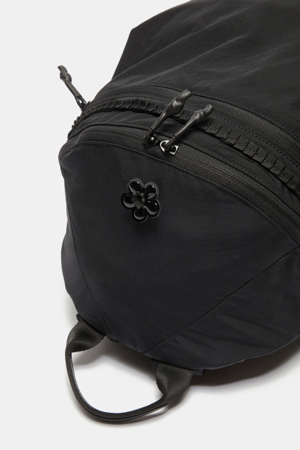 뉴 플라워 밤 백팩(블랙)은 가볍고 내구성이 좋은 나일론 소재로 제작되어 일상에서 편안하게 사용할 수 있습니다. 캐주얼하면서도 세련된 스타일을 연출하며, 전면의 꽃 장식과 러플 디테일이 여성스러운 포인트를 더합니다. 가방 하단의 고리를 활용하여 실루엣 변형이 가능하여, TPO에 따라 다양한 스타일을 연출할 수 있습니다. 동네 마실룩이나 쇼핑룩에 매치하여 걸리시하고 미니멀한 무드를 완성해보세요. 데일리룩에 포인트를 더할 수 있는 실용적인 백팩입니다.
