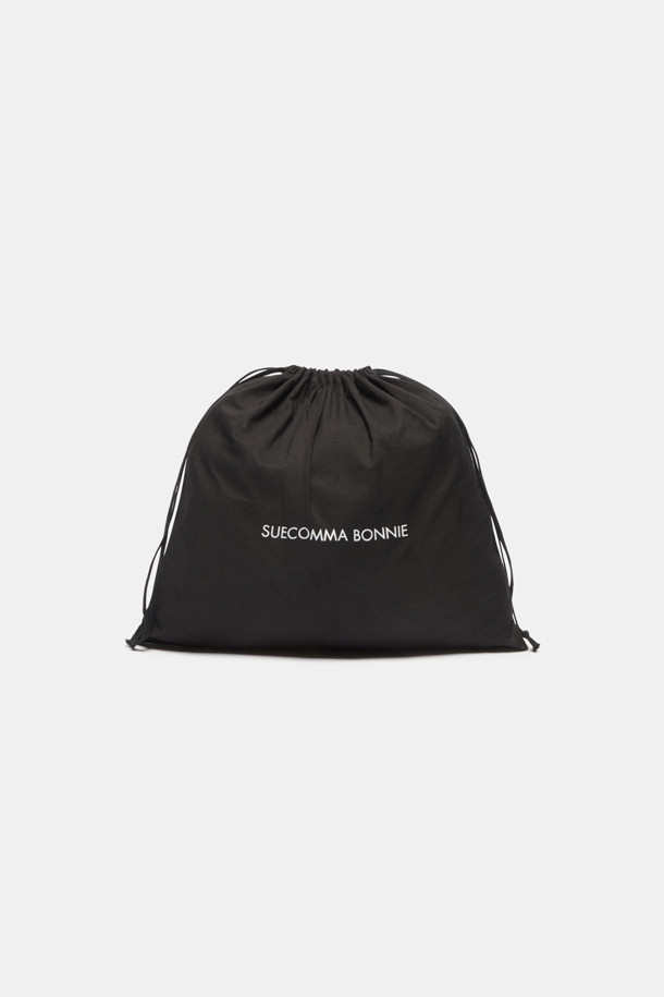 Curtain call 숄더백(블랙)은 벨벳과 소가죽 소재를 사용하여 은은한 광택과 고급스러운 분위기를 자아내는 여성 숄더백입니다. 부드러운 벨벳 소재와 가벼운 무게감으로 편안한 착용감을 선사하며, 복주머니 형태에 스트링 잠금 방식으로 디자인되었습니다. 블랙 컬러의 무지 디자인에 진주, 리본, 스트링 장식이 더해져 여성스러움을 강조하며, 데이트룩, 모임룩과 같은 TPO에 활용하기 좋습니다. 클래식, 로맨틱, 미니멀 스타일을 즐기는 분들께 추천하는 미디엄 사이즈의 숄더백입니다.
