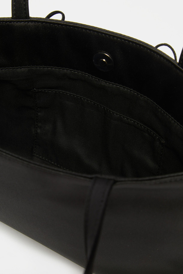 블랙 컬러의 '커튼 콜' 토트백입니다. 새틴과 벨벳 소재에 플라워 패턴이 더해져 페미닌하고 우아한 무드를 연출합니다. 미니 사이즈의 사각 가방으로, 진주와 리본 장식이 세련된 포인트를 더합니다. 슬림한 핸들이 돋보이며, 데이트룩이나 모임룩에 시크하게 매치하기 좋습니다. 데일리백으로 활용하여 미니멀하고 세련된 스타일을 완성해보세요.
