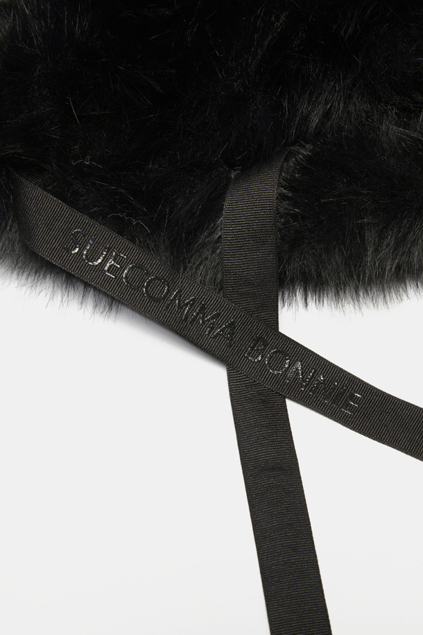 Furridge(퍼리지) 버킷 햇(블랙)은 부드러운 페이크 퍼 소재로 제작되어 겨울철 따뜻함과 스타일을 동시에 선사합니다. 하단 퍼 트리밍과 은은한 광택이 고급스러운 분위기를 더하며, 브랜드 로고가 새겨진 골지 리본 스트랩으로 포인트를 주었습니다. 블랙 컬러의 무지 디자인은 어떤 스타일에도 잘 어울리며, 클래식, 미니멀, 걸리시한 룩을 연출할 수 있습니다. 데이트룩, 연말 모임룩 등 다양한 TPO에 활용하여 특별한 날을 더욱 돋보이게 해보세요. 보온성을 갖춘 두꺼운 두께감으로 추운 날씨에도 따뜻하게 착용할 수 있습니다.
