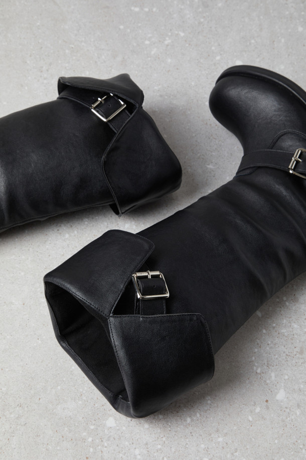 Fev Comfy (페브 컴피) 버클 슬라우치 부츠(블랙)는 라운드 앞코에 중간 굽, 통굽 디자인으로 편안함을 강조한 여성 부츠입니다. 라미네이팅 가죽 소재에 은은한 광택이 고급스러움을 더하며, 상단과 발등의 메탈 버클 장식이 시크한 포인트를 더합니다. 슬라우치 탑라인으로 다리가 더욱 슬림해 보이는 효과를 주며, 필요에 따라 접어서 미디 부츠로도 활용 가능합니다. 데이트룩, 모임룩 등 다양한 TPO에 클래식, 미니멀, 시크한 스타일을 연출하기 좋습니다. 블랙 컬러의 무지 디자인으로 어떤 옷에도 쉽게 매치하여 스타일리시한 룩을 완성할 수 있습니다.
