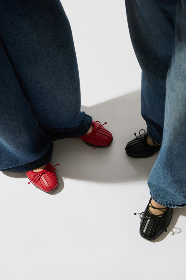 Fev(페브) Comfy 발레 스니커즈(블랙)는 여성용 발레 스니커즈입니다. 봄, 여름, 가을 계절에 맞춰 일상, 동네 마실룩, 카페룩, 산책룩 등 다양한 TPO에 활용하기 좋습니다. 라운드 앞코와 플랫 굽 디자인으로 편안함을 강조했으며, 메시 소재와 쿠션 인솔이 편안한 착용감을 선사합니다. 클래식, 미니멀, 걸리시 스타일을 모두 소화하며, Fev 심볼 참 장식, 힐 탭 디테일, 앞코 주름 디테일이 돋보입니다. 블랙 컬러의 무지 패턴으로 어떤 옷에도 쉽게 매치할 수 있는 데일리 아이템입니다.
