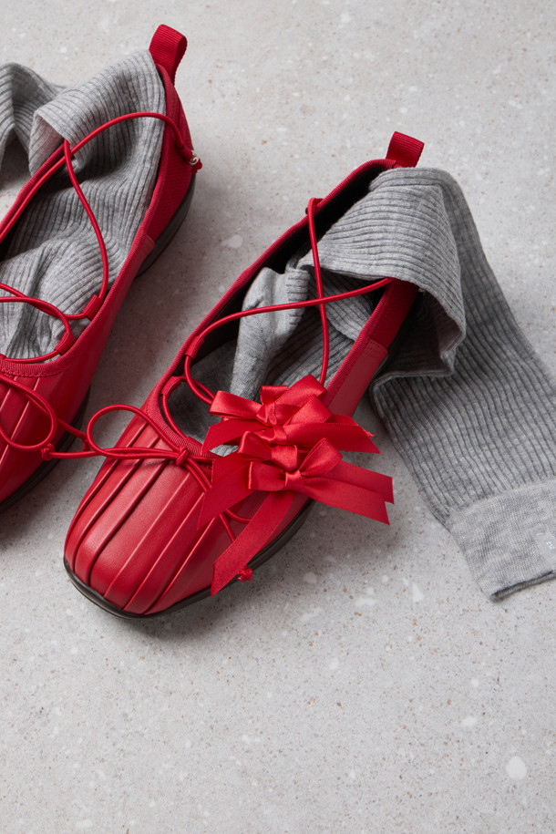 Fev(페브) Comfy 발레 스니커즈(레드)는 여성 고객을 위한 신발입니다. 라운드 토우 디자인에 메시 소재를 사용하여 봄, 여름, 가을 계절에 시원하고 편안하게 착용할 수 있습니다. 플랫 굽으로 편안함을 더했으며, 스트링으로 발을 감싸는 로우탑 디자인입니다. 발레슈즈 스타일로, Fev 심볼 참 장식과 힐 탭 디테일이 돋보이며, 쿠션 인솔로 편안한 착화감을 선사합니다. 데이트룩, 동네 마실룩, 카페룩 등 다양한 TPO에 걸리시, 미니멀, 클래식 스타일을 연출하기 좋습니다.
