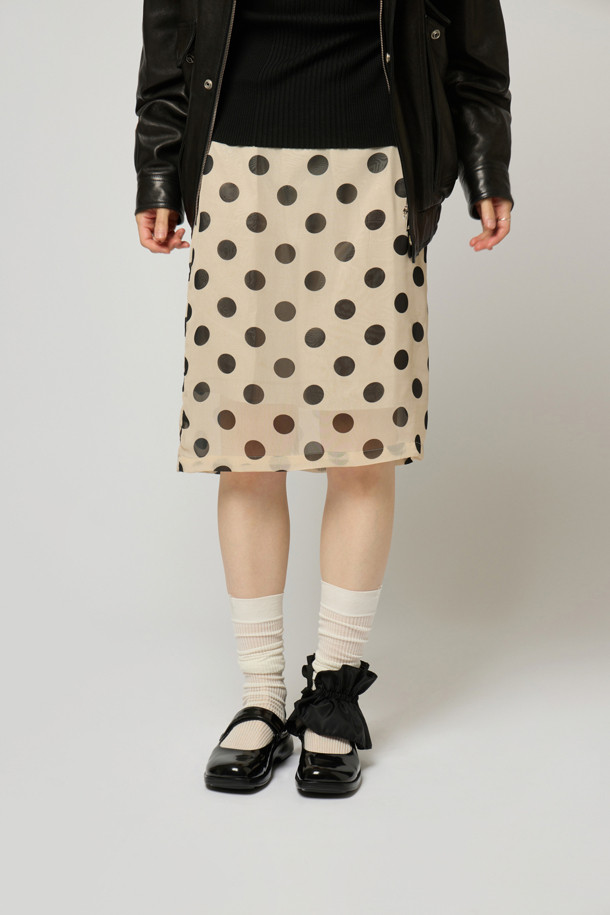 Fev_Young muze mary jane 스니커즈(블랙)는 여성 고객을 위한 메리제인 스니커즈입니다. 부드러운 합성가죽 소재에 스퀘어 앞코 디자인으로 세련된 멋을 더했으며, 일상에서의 편안한 착용을 위해 로우힐 플랫 굽과 경량 아웃솔을 적용했습니다. 벨크로 여밈 방식으로 간편하게 신고 벗을 수 있으며, 유광 스트랩과 힐탭 Fev 심볼 장식이 포인트입니다. 심플하고 데일리한 스타일로, 데이트룩, 출근룩 등 다양한 TPO에 미니멀, 클래식, 캐주얼 룩을 연출하기 좋습니다. Fev 신꾸 액세서리 추가 및 리본 브로치 연출로 개성 있는 스타일링을 완성할 수 있습니다.
