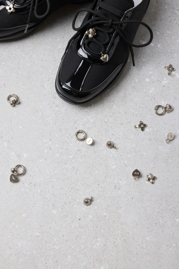 Fev_Foil 스니커즈(블랙)는 여성용 운동화입니다. 부드러운 합성가죽 소재에 라운드 앞코 디자인으로 편안한 착화감을 제공합니다. 무지 패턴에 로우탑 디자인, 레이스업 여밈으로 캐주얼, 미니멀, 클래식 스타일을 연출할 수 있습니다. 쿠션 인솔과 유연한 아웃솔, 힐탭 디테일, 펀칭 및 스티치 디테일이 돋보이며, 슬림한 실루엣으로 동네 마실룩, 산책룩에 적합합니다. 플랫 굽으로 편안함을 더했습니다.
