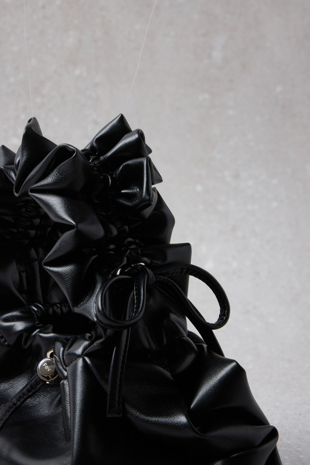 Fev 러플 백 _small(블랙)은 여성스러운 스타일을 강조하는 숄더백입니다. 부드러운 합성가죽 소재에 블랙 컬러로 제작되었으며, 러플 디테일이 돋보입니다. 드로스트링 잠금 방식으로 내용물을 안전하게 보호하며, 숄더백과 토트백으로 활용 가능합니다. 넉넉한 수납공간과 러플 길이 조절 기능, D링 장식으로 실용성을 더했습니다. 데이트룩, 쇼핑룩, 모임룩 등 다양한 TPO에 클래식, 미니멀, 걸리시 스타일을 연출하기 좋습니다.
