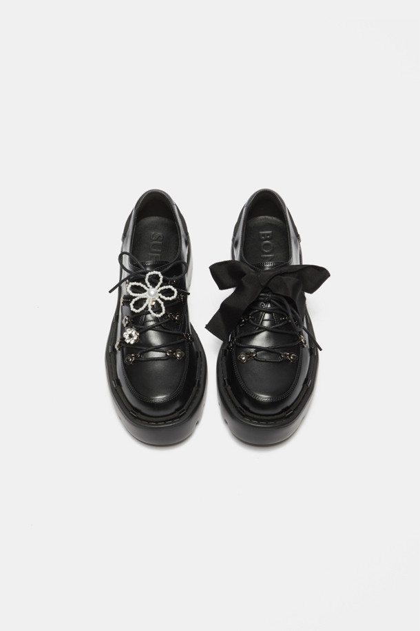 **Shoe lace 로퍼(black)**

소가죽 소재의 블랙 컬러 Shoe lace 로퍼입니다. 일상에서 편안하게 착용하기 좋은 플랫 굽 디자인으로, 캐주얼하면서도 여성스러운 분위기를 연출합니다. 리본 신끈과 고리 장식, 청키한 디자인이 돋보이며, 출근룩이나 모임룩에 미니멀한 스타일로 코디하기 좋습니다.
