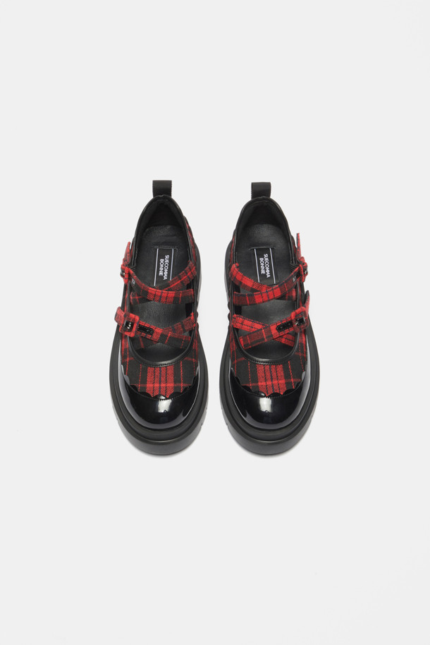 Britishoe 타탄 메리제인 플랫(레드)은 브리티시 팝펑크 무드를 담아낸 여성용 메리제인 슈즈입니다. 레드와 블랙 컬러의 조화가 돋보이며, 봄, 가을에 어울리는 디자인입니다. 라운드 토우에 타탄 체크 패턴이 적용되었으며, 멀티 크로스 스트랩 디테일이 특징입니다. 가볍고 편안한 착화감을 선사하며, 데이트룩, 캐주얼, 클래식, 걸리시 스타일을 완성하는 데 적합합니다. 폴리에스터, 울, 합성피혁, 양가죽 등 다양한 소재로 제작되었으며, 이중 몰드창으로 안정적인 착용감을 제공합니다.

