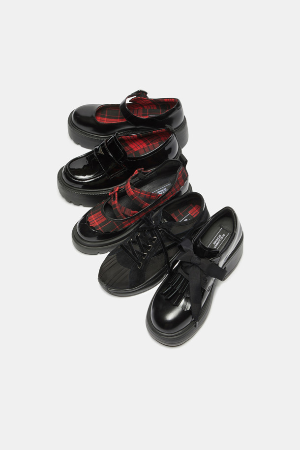 브리티시로퍼의 세련된 감각을 담은 Britishoes 페니 로퍼(블랙)입니다. 광택감 있는 소가죽과 애나멜 소재, 라운드 앞코 디자인으로 클래식하고 세련된 스타일을 연출합니다. 5.5cm 플랫폼 굽과 밴드 탑라인은 편안함과 스타일리시함을 동시에 제공하며, 안감의 브리티시 타탄체크 패턴이 은은한 포인트를 더합니다. 슬립온 디자인으로 편리하게 착용 가능하며, 삼각 엔틱 장식이 고급스러운 분위기를 자아냅니다. 출근룩, 오피스룩, 모임룩 등 다양한 TPO에 미니멀하고 시크한 스타일을 완성해보세요.
