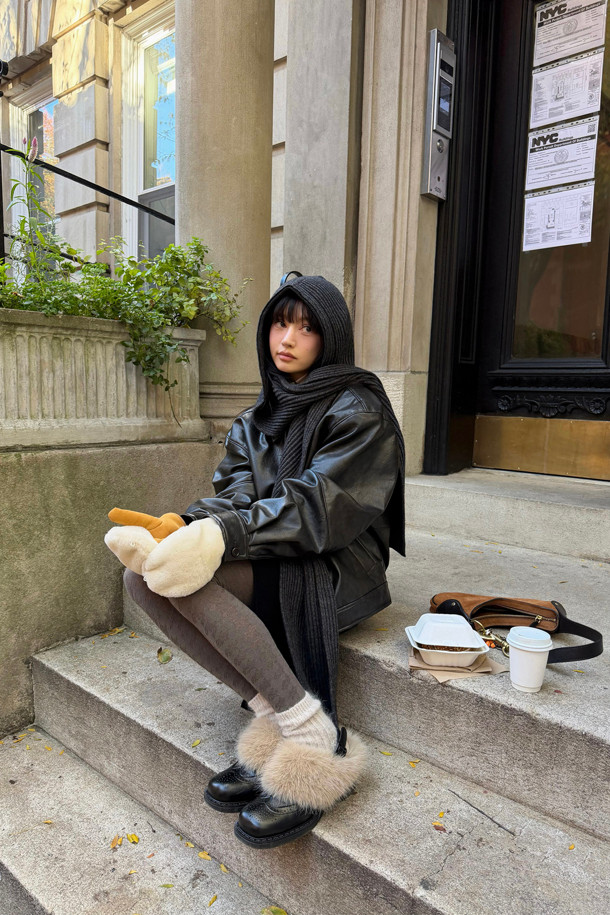 Furridge 슬링백(블랙)은 부드러운 소가죽과 풍성한 페이크 퍼 디테일이 돋보이는 여성용 슬링백입니다. 발목을 감싸는 디자인과 라운드 스퀘어 앞코가 세련된 실루엣을 연출하며, 안감의 퍼가 뛰어난 보온성을 제공합니다. 가을, 겨울 시즌 데이트룩, 모임룩 등 다양한 TPO에 클래식, 미니멀, 캐주얼 스타일로 연출하기 좋습니다. 경량 몰드 아웃솔로 편안한 착용감을 선사하며, 블랙과 라이트 베이지 두 가지 컬러로 만나보세요.
